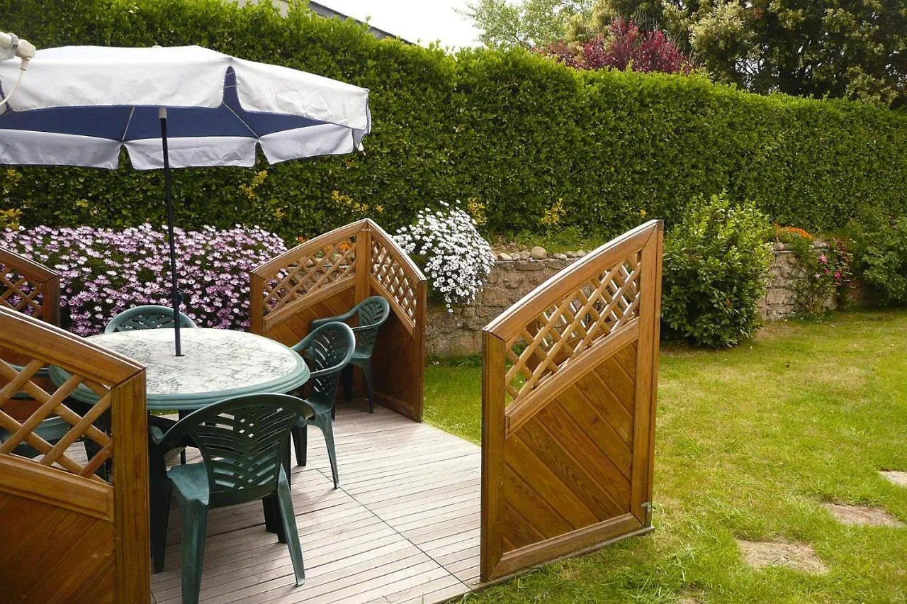 Holiday Home Near The Beach, Enclosed Garden, Fireplace, Plouarzel