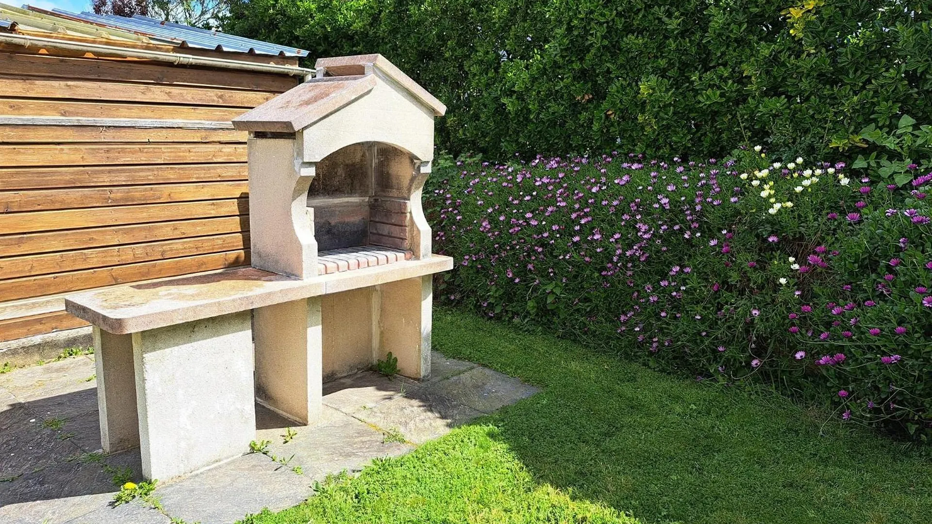 Holiday Home Near The Beach, Enclosed Garden, Fireplace, Plouarzel
