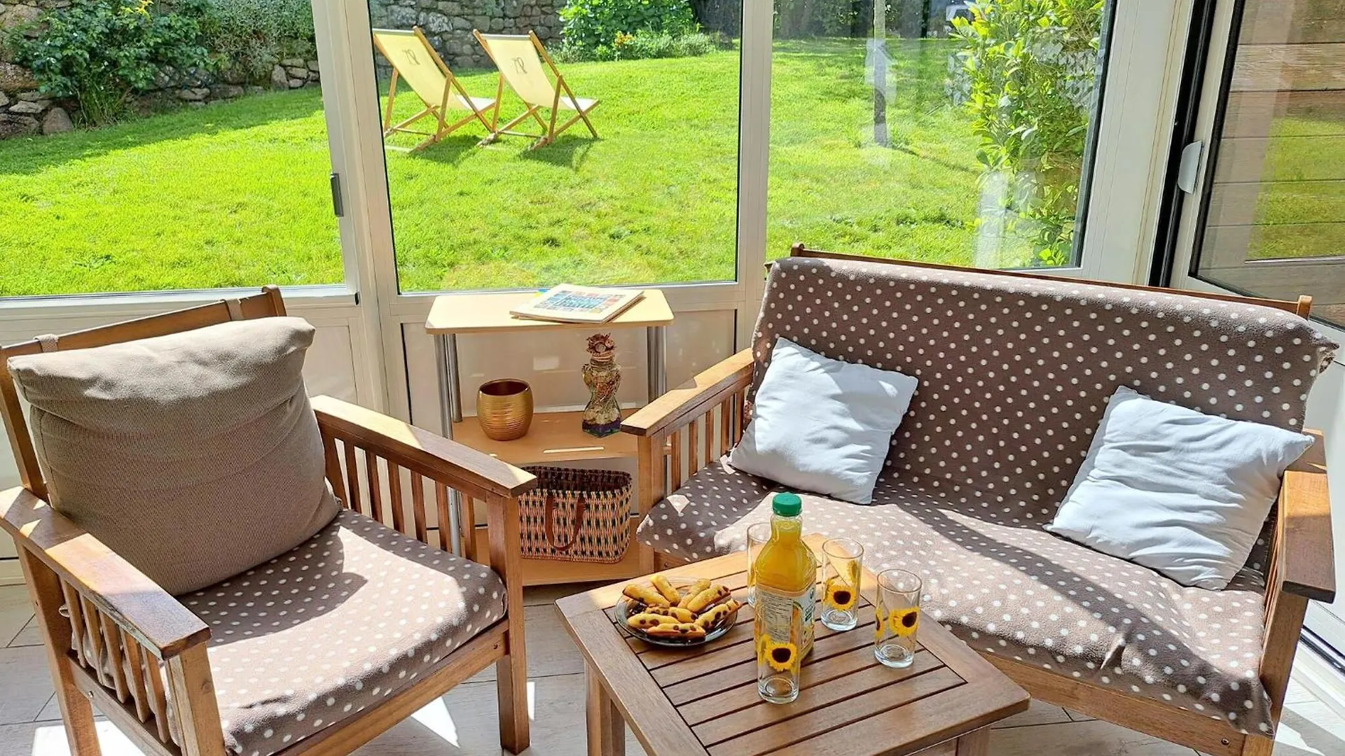 Holiday Home Near The Beach, Enclosed Garden, Fireplace, Plouarzel